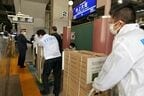 改札外の売り場へ向けホームを移動する