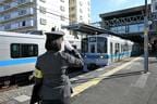 通過する「団体専用」1000形ワイドドア車を見送る