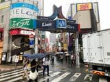 駅前から伸びるプロぺ通り。名前の由来が航空機で、ライオンズのロゴがあると考えると、看板に街の歴史が詰まっている（筆者撮影）