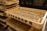 番重（ばんじゅう）にびっしりと並べられた串団子。丁寧な仕事ぶりがうかがえる（筆者撮影）