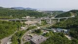 後志自動車道「朝里川橋」の遠景（写真：トリトン / PIXTA）