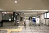 玉出口の改札に駅係員は常駐しておらず、インターホンで対応（記者撮影）