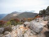 中岳山頂からの風景。春はミヤマキリシマが咲き、秋は紅葉で赤く染まる（筆者撮影）