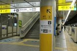 地上の改札口への階段（記者撮影）