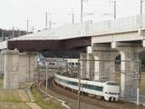 新幹線の高架下を走る特急「サンダーバード」（記者撮影）