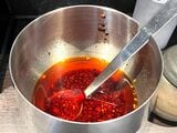 葉ニンニク辣油。葉ニンニクは地元農家からまとめて仕入れている（筆者撮影）