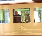 原宿駅には皇族専用の「宮廷ホーム」があるお召列車に乗車する昭和天皇ご夫妻（筆者撮影）