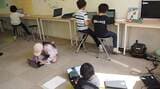 それぞれ好きな場所で学び始める子どもたち
