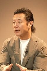 入山章栄早稲田大学ビジネススクール教授三菱総合研究所で主に自動車メーカーや国内外政府機関へのコンサルティング業務に従事した後、2008年にピッツバーグ大学経営大学院よりPh.D.を取得。ニューヨーク州立大学バッファロー校ビジネススクールのアシスタントプロフェッサーを経て、2019年より現職。専門は経営戦略論、国際経営論。著書に『世界標準の経営理論』などがある。（画像：YouTube『新規事業・人』より）