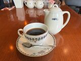 せっかくなのでポットでオーダーしました。カップ＆ソーサーはさまざまなブランド、デザインからチョイスしてくれる。こちらはウェッジウッド 