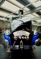 フライングスコッツマンのヘッドマークを付けた世界最速記録の蒸機マラード号（筆者撮影）