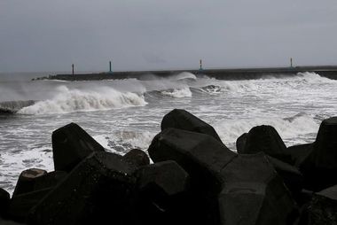 Typhoon Malakas Hits Southern Japan, Heading Toward Tokyo