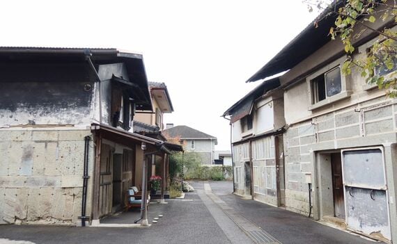 銀座通り沿いの敷地内にあった3棟の蔵