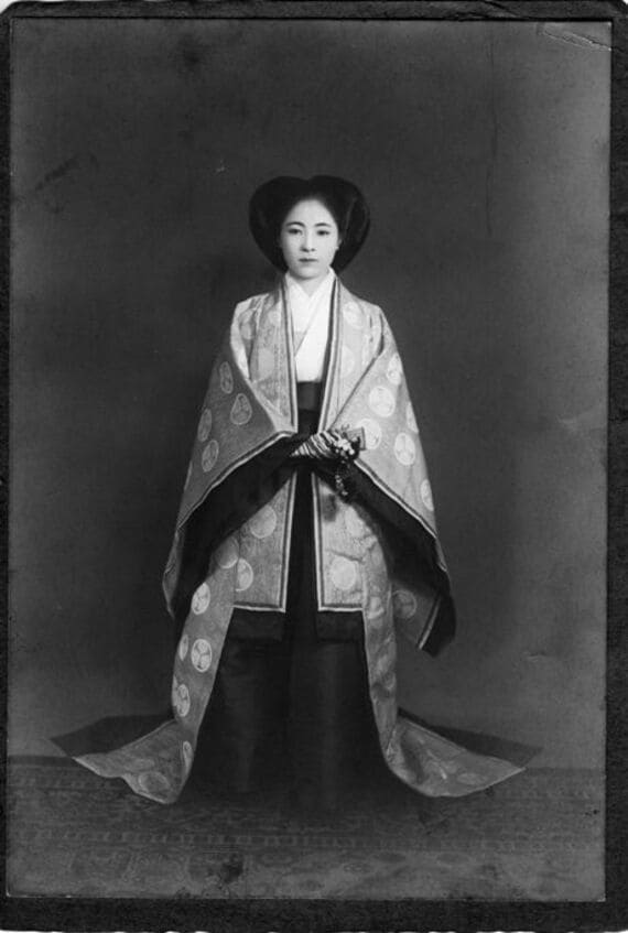 戦前華族徳川家、松平家婚礼十二単写真目白徳川邸集合写真あり。