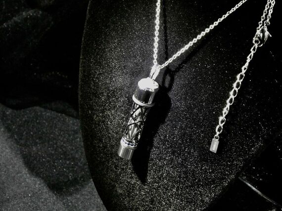 実際のF1エンジンのボルトを使用し、ジュエリー・アトリエのB.L.Sが仕上げたペンダント