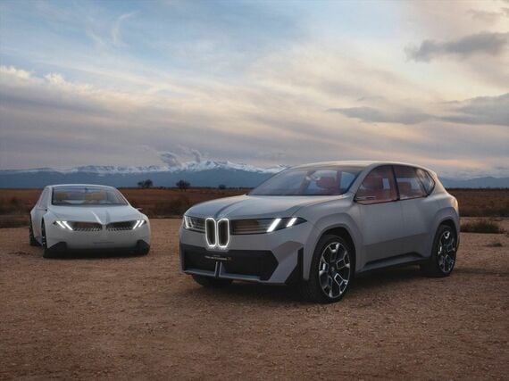 左がセダンのビジョン・ノイエクラッセ、右がSAVのビジョン・ノイエクラッセX（写真：BMW）