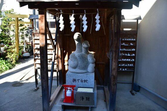 蛇窪神社の白蛇像