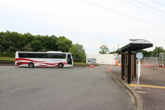 桃花台東に到着した近距離高速バス