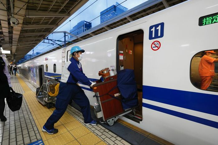 ワゴンの積み下ろしは11号車から専門の職員が行う