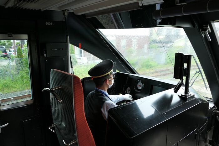 広々とした流線形タイプの運転室