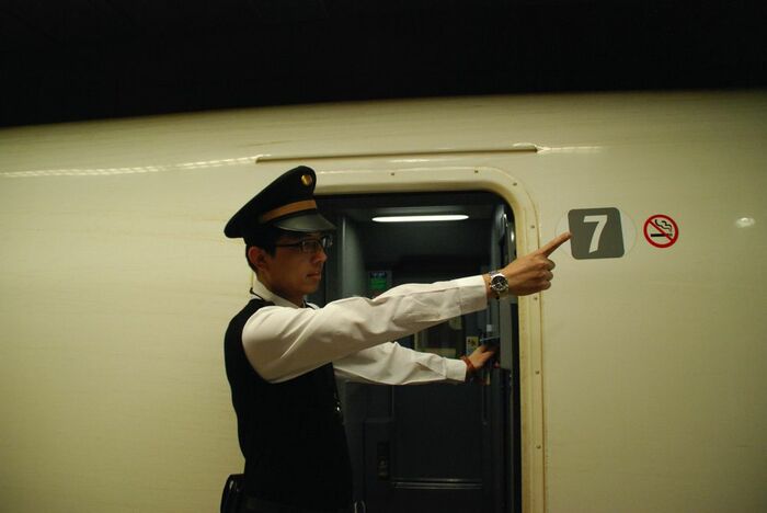 指差喚呼を行う車掌