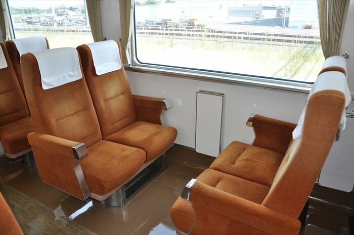 シートを向かい合わせにした状態