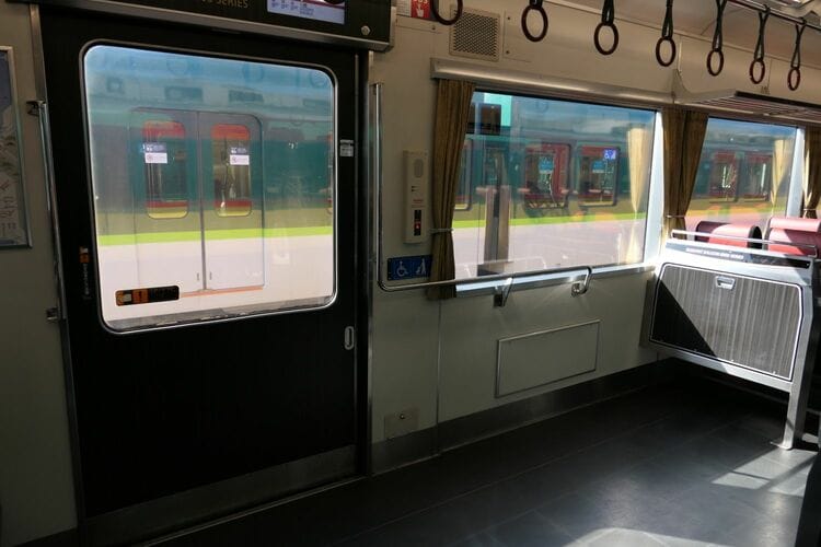 京阪8000系吊り革 画像 | 京阪8000系｢プレミアムカー｣だけでない贅沢空間 優先席も豪華
