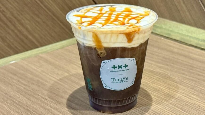 キャラメルフォームアメリカーノ。甘さのある見た目ながら、飲むとほろ苦さも残る