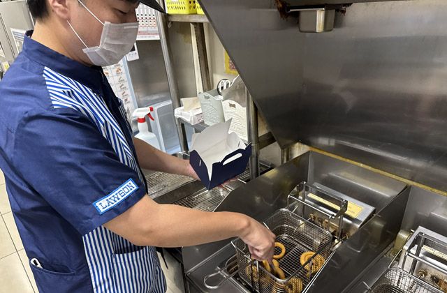 店内のフライヤーを利用して、出来立て商品を提供する（記者撮影）