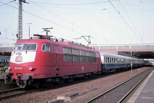 103型電気機関車は晩年、赤一色のデザインになってしまった（1992年 筆者撮影）