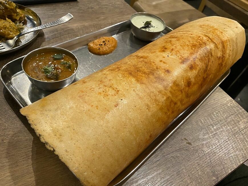 ナンディニ（虎ノ門）のマサラドーサ。豆と米を水でペーストにして長時間発酵させた生地で作るクレープ。中にはスパイスの効いたじゃがいもが入っている（写真：八木さん提供）