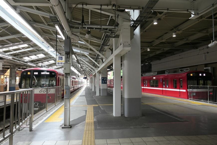 通常の営業列車は左の2・3番線を使用。右は1番線の回送列車（記者撮影）