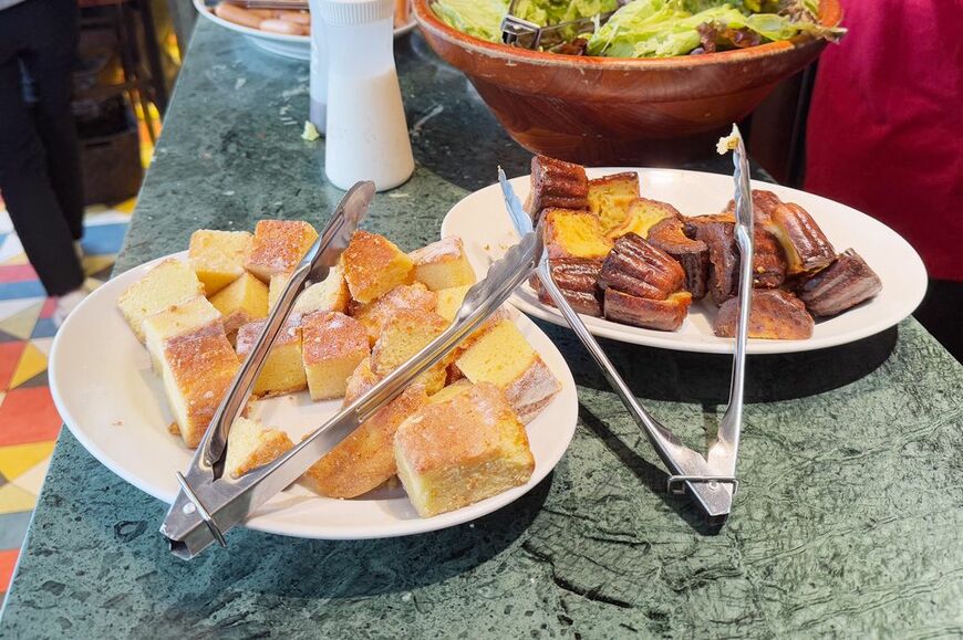 この日のデザートはカヌレとホワイトガトーショコラの2種類（筆者撮影）