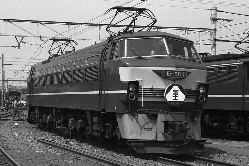 1986年に開催された高崎第二機関区の一般公開で展示された時のEF66 1。前面飾り帯は3分割されており、左右は通風口を兼ねていた。密着自動連結器と元空気ダメ管が一体となっているのがわかる。ホースはブレーキ管のみ、ジャンパ連結器はKE72のみが装備されている（筆者撮影）