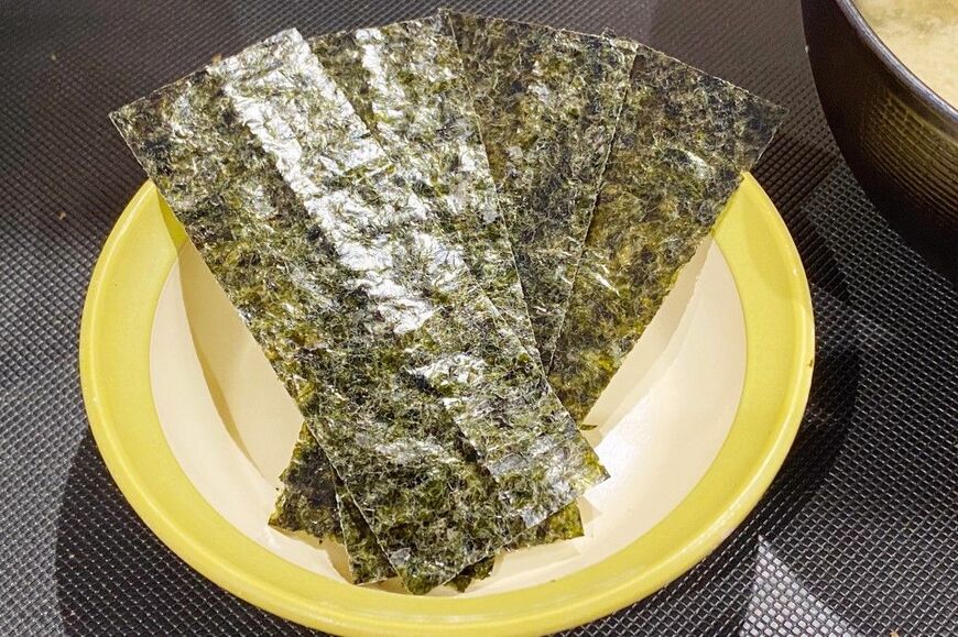 味付けのりじゃなくてあえての焼きのり。4枚入りです（筆者撮影）