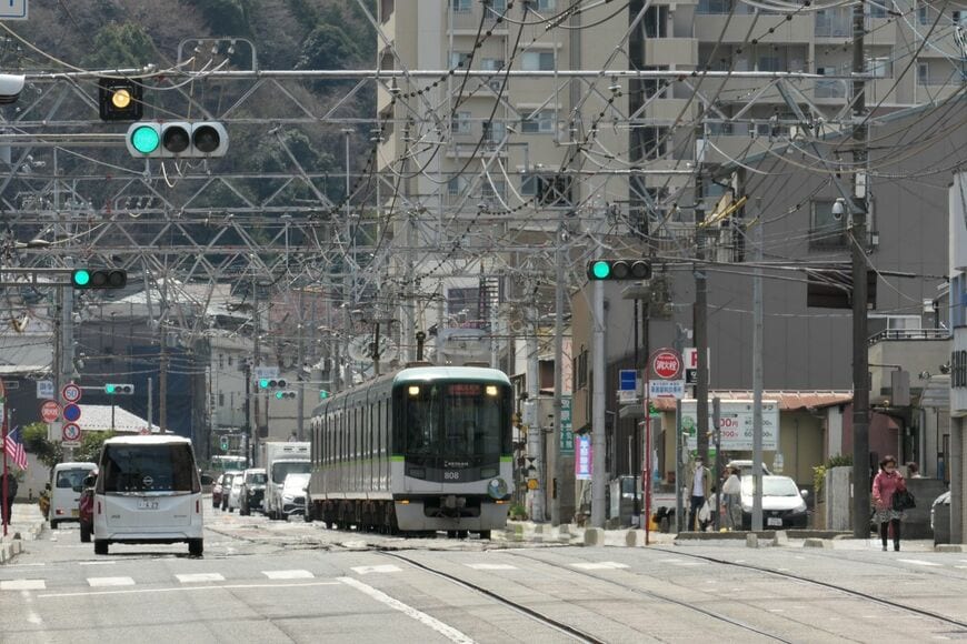 県道の専用軌道を下ってきたびわ湖浜大津行き（記者撮影）