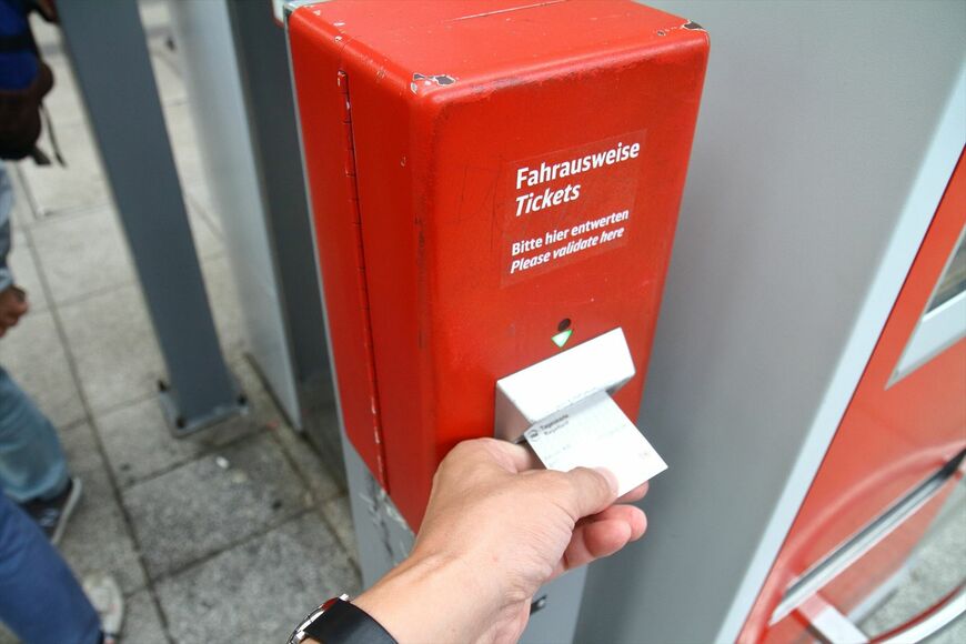 ベルリンの日時刻印器。乗車券を買った後、乗車する前にこの機械で刻印しなければならない。券売機の横に設置されている（撮影：橋爪智之）