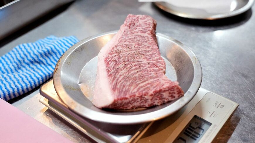 A5黒毛和牛のイチボステーキ（200g5478円）。ほどよい霜降りとしっとりした食感が特徴（撮影：梅谷秀司）