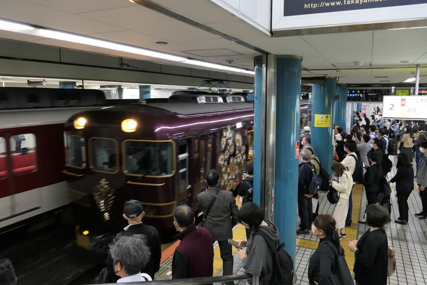 大阪難波駅に入る「あをによし」