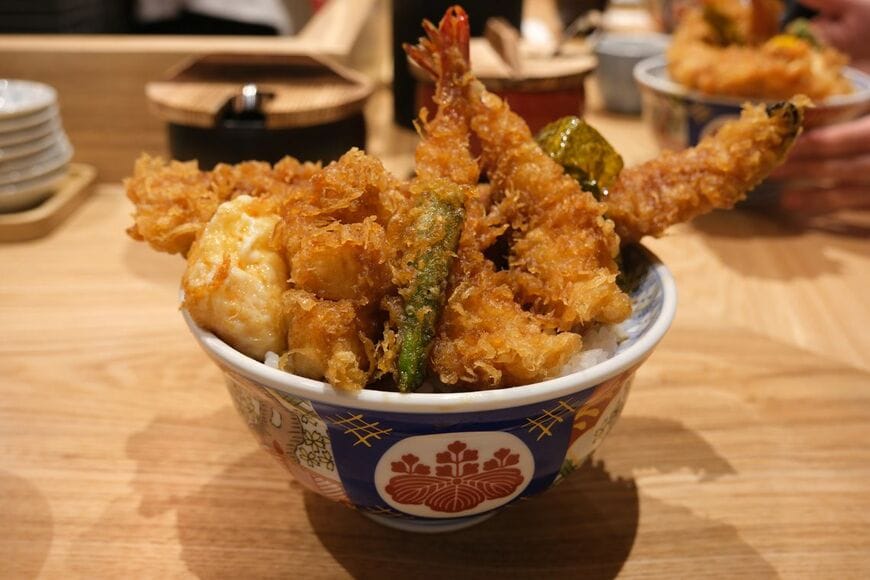 豪快に盛り付けされる江戸前天丼（写真：オイシーズ）