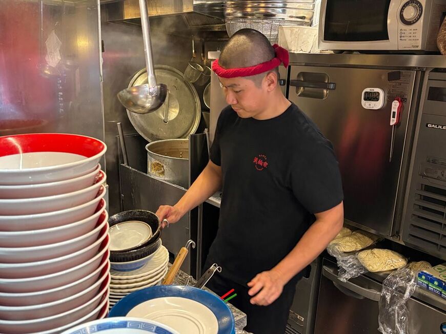 調理中の丸山さん（筆者撮影）