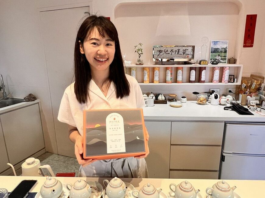自身が開発した茶器セットを持ってほほ笑む林氏。語り口もおだやか（写真：筆者撮影）    