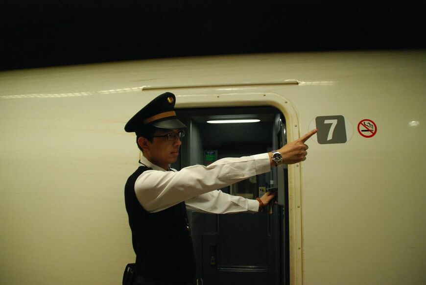 指差喚呼を行う車掌（記者撮影）