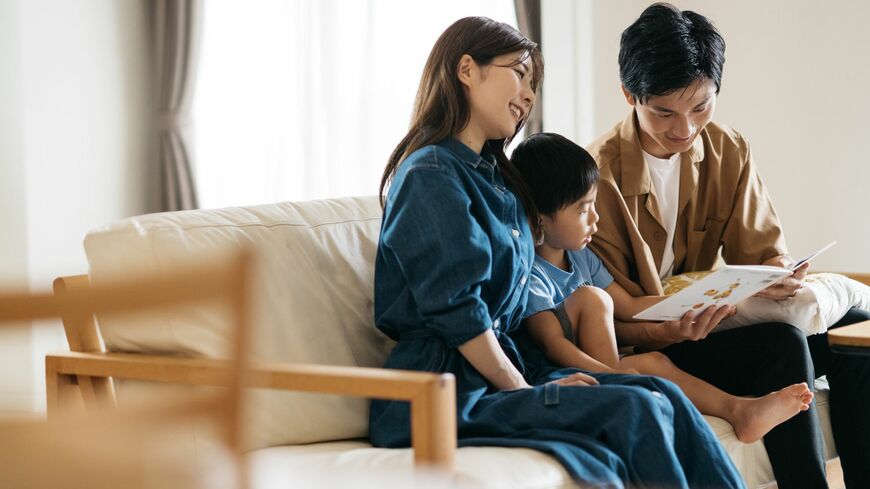 どのように生きるかと同じように、どのように死ぬかを、まだ元気なうちに身の回りの人と話し合っておくことが推奨されています（写真：プラナ／PIXTA）