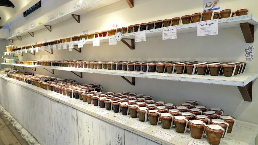 店内には季節限定品を含めると、つねに20～30種類のジャムが並んでいる（撮影：梅谷秀司）
