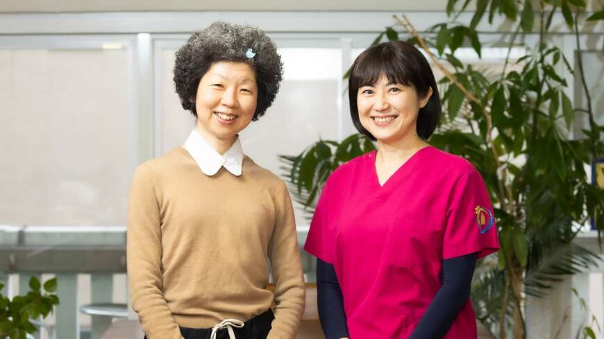 人生をシンプルに生きる稲垣えみ子さん（左）に、在宅医の中村医師が「最期を幸せに迎える方法」について聞きました（写真：今井康一撮影）