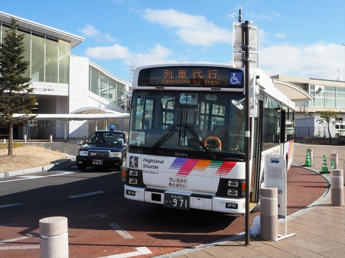 松本駅アルプス口に停車する代行バス。