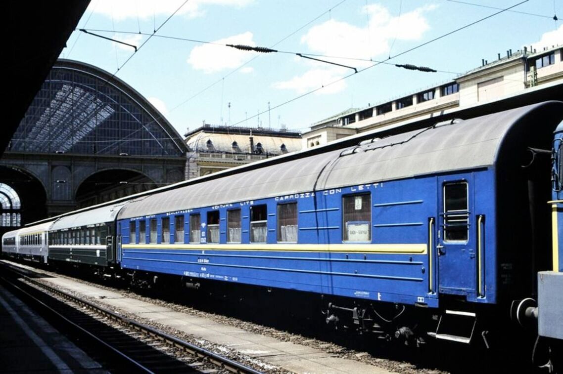 ウクライナとロシアの客車が仲良く連結
