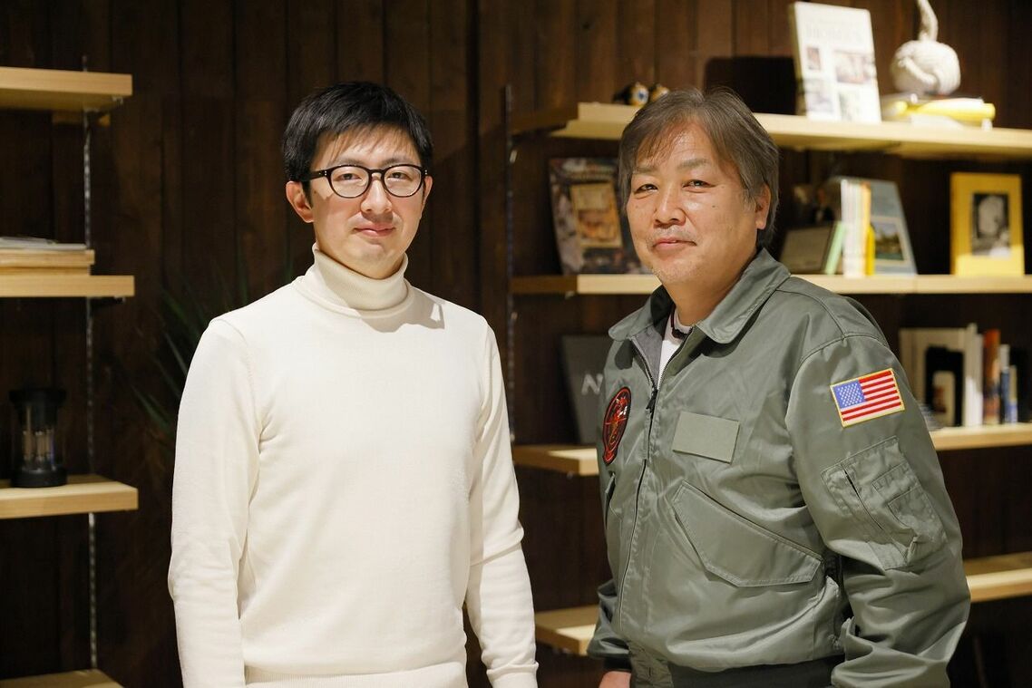 JR西日本 内藤真也氏（左）と「しおまち商店街の輪」山