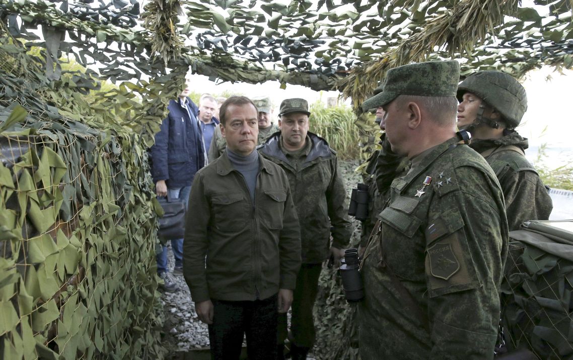 機関砲拠点で説明を受けるメドヴェージェフ首相